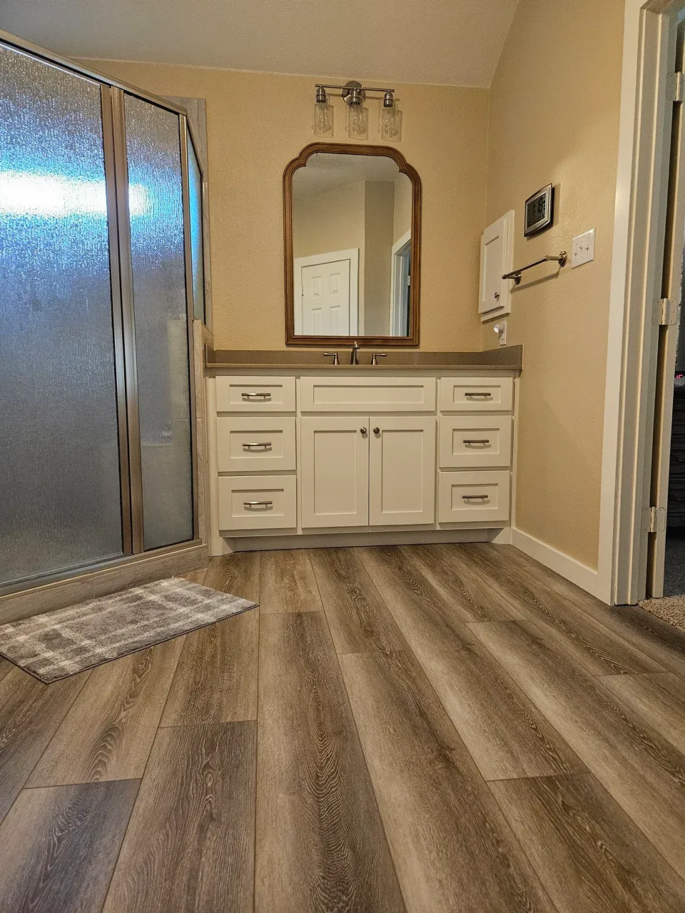 Maddux Bath · Wood-Look Floor